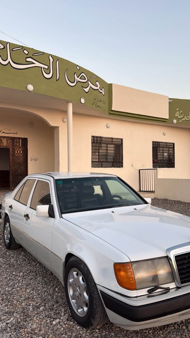 مارسيدس موديل 1992 سيارة بلادية وجديد
محرك vvt 2500
سيارة فول مواصفات
 فتحة سقف
 كشن كهرباء 
داخل صاج 
كشانة جلد بلادي 
كير ومحرك شرط تبريد ثلج 
السعر 58 وبي مجال ويرهم مراوس بـ BMW 
للأستفسار اكثر 
***********
***********
