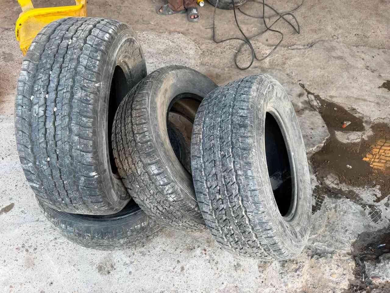 تايرات مال سياره جكساره للبيع عدد ٤ نظيفات  السعر ٤٠٠ الف وبيهم مجال بسيط مكاني بغداد الحريه رقم ***********
