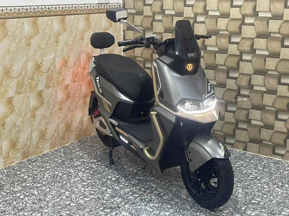 🏍️ للبيع دراجة شحن تايلج T73 موديل 2025
دراجة نظيفة وشبه جديدة، وماشية بس 291 كم 🔥

🔹 النوع: T73
🔹 الموديل: 2025
🔹 البطاريات: 6 بطاريات مسطّرة
🔹 الملف: 2000
🔹 السرعة: توصل 70 كم/ساعة حقيقي
🔹 المسافة بالشحنة: تقريباً من 60 إلى 70 كم
🔹 بيها 3 سرعات، ونظام R ونظام P
🔹 حساس ستاند
🔹 تكايات قدم للراكب الخلفي
🔹 منفذ USB للشحن وغيرها من المميزات

الدراجة اشتريتهة من شركة فوجي قبل شهرين، وبعدها بالضمان للبطاريات والملف وعقل الدراجة.
ماشية بس 291 كم، يعني بعدها جديدة ونظيفة، وما بيها أي شي خير من الله.

💰 السعر: 1,250,000 دينار
وبيها مجال للشراي
 سبب البيع: عندي مريض ومتوازي على علاجة

 للتواصل واتساب واتصال:
***********

بلعافية على الياخذهة وشرط تاخذهة وتدعي لمريضي يتشافى عليهة🤲❤️
