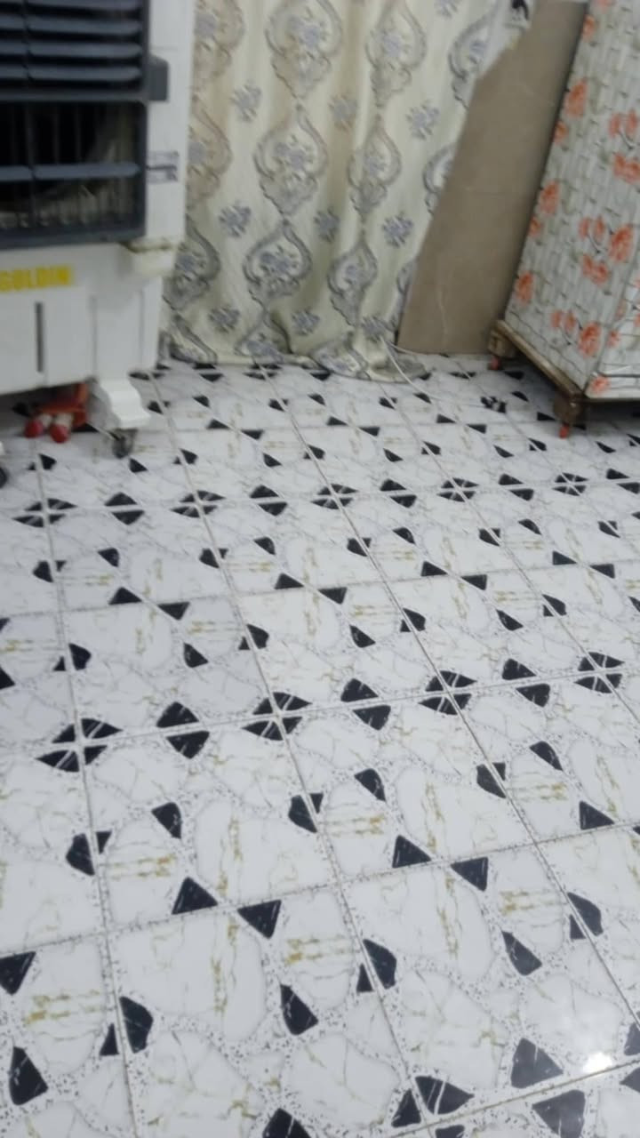 بيت للبيع بالمطار القديم يم حسينيه ام البنين القبه الذهبي 100 متر بي غرفه وصاله واستقبال ومطبخ سعر ب 30 الرقم ***********
