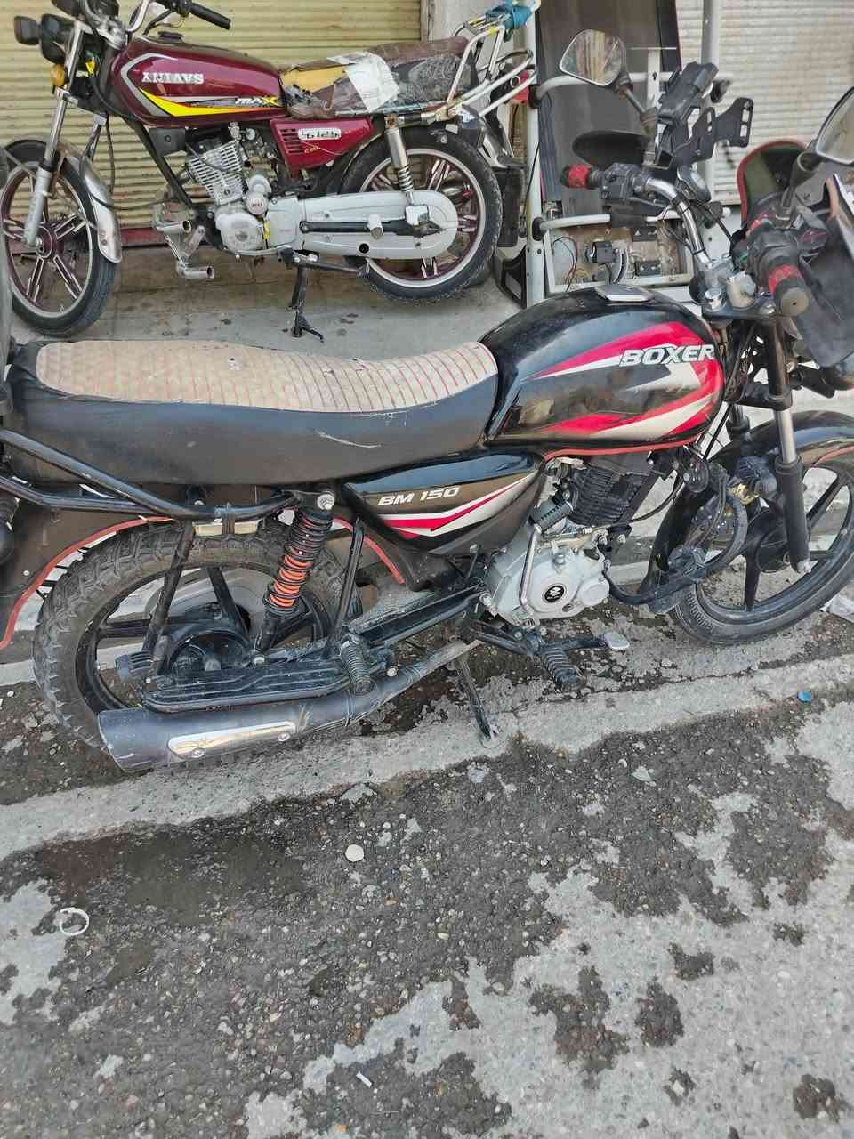سلام عليكم ورحمة بوكسر البيع موديل 22 خير من الله اي نقص مابي كمل مرقم رقم نكليزي مكان بعقوبه اني مكلف بل نشار انتصل ع صاحب الدراجه *********** السعر ملون و ٨٠٠ وبي مجال حك جيتك  تحويل ثاني يوم
