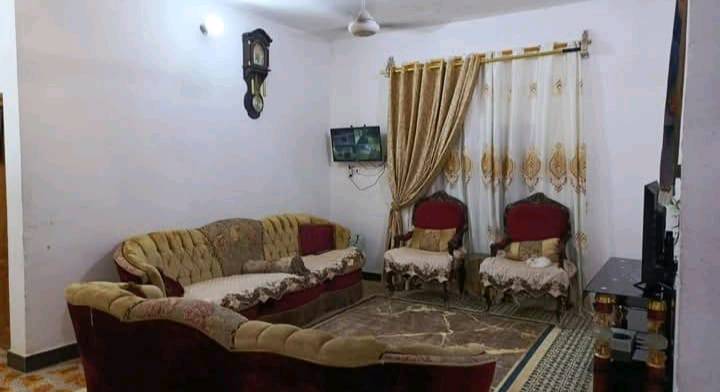 بيت للبيع#مساحة 220 متر 
طابوو زراعي سند 25
يحتوي البيت على 
غرف 5♦️
ديوانيه♦️
مطبخ حار وبارد
صاله♦️
كراج للسياره
ترك داير ما داير البيت 
حديقه
غرفه من الغرف سويت طولها ٩ امتار 
#العنوان المكان البصرة .السعر 110 وبي مجال