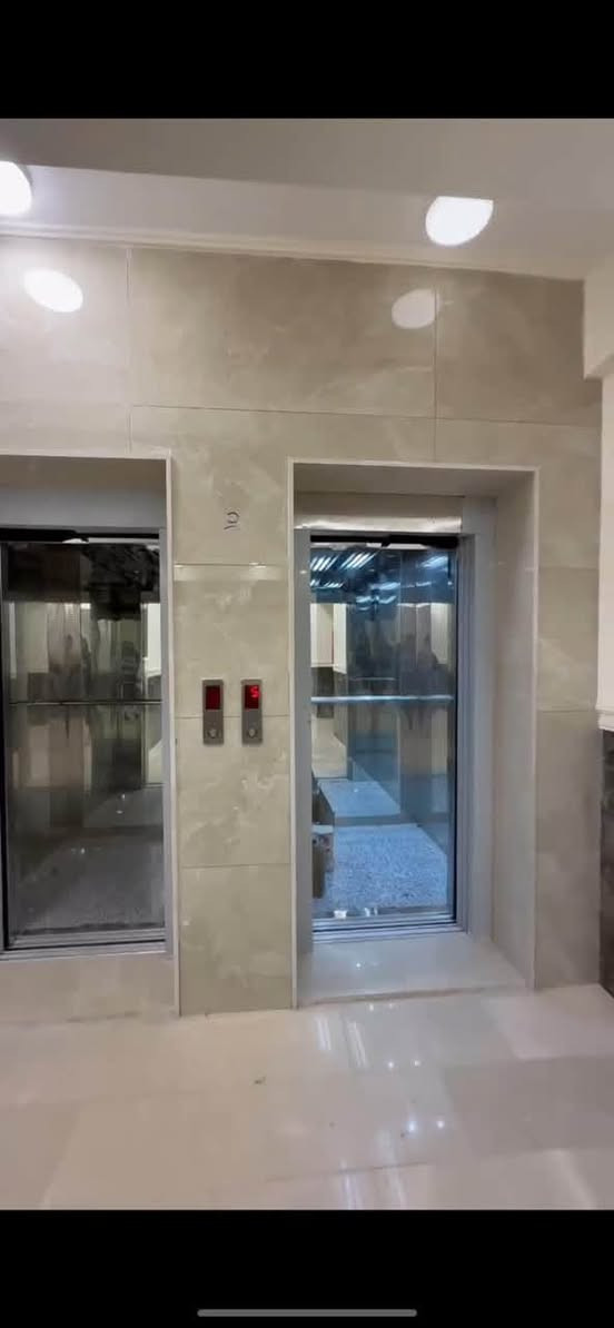 🏢 شقق فاخرة للإيجار في عمارة راقية – للعوائل فقط 🏡
📍 الموقع: الكرادة – موقع مميز قريب من شارع أبو نؤاس والكرادة داخل
📌 موقع استراتيجي قريب من المناطق الحيوية والخدمية وسهل الوصول.

🔹 الشقة الأولى:
• غرفتين نوم
• صالة
• مطبخ
• حمام

🔹 الشقة الثانية:
• غرفة نوم
• صالة
• مطبخ
• حمام

✨ مواصفات العمارة:
✅ عمارة حديثة وراقية
✅ مصعد كهربائي
✅ كراج خاص داخل العمارة ومخصص للسكان فقط
✅ سلم طوارئ
✅ منظومات إطفاء حرائق في جميع الطوابق
✅ حارس متواجد للعمارة
✅ كاميرات مراقبة حديثة في جميع الطوابق والمداخل
✅ بيئة هادئة وآمنة
✅ العمارة مخصصة للعوائل فقط
✅ موقع قريب من جميع الخدمات والمناطق الحيوية

📞 للاستفسار أو المعاينة:
📱 ***********
