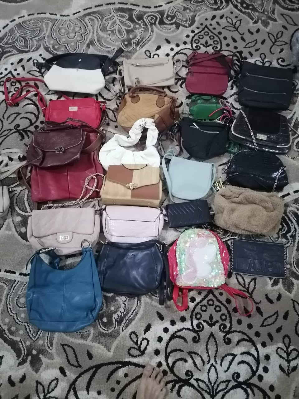 سلام عليكم شلعه جنط باله وجديد كويتي تقريبا 75 جنطه والجدد تقريبا 30 جنطه ابيعهم كلهم شلعه الجنطه ع الفين دينار الوحده عنواني ناصريه حط لايك أو تعليك وانه اجاوبك أو واتساب ***********
