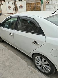 سيراتو موديل 13 رقم بغداد انكليزي السيارة بلادية اي قطعة ما مبدلة  بيه...