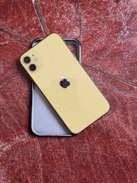 أيفون 11  عادي للبيع ب🔋71                      📍بغداد الأمين ثانيه. ذ2...