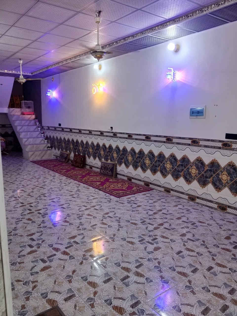 در البيع  مساحه الكليه 500متر🧱البيت 200او حديقه🌳300🌴🌴🌴🌴🌴***********
البيت بناء درجه اولى البيت تسليم مفتاح🔑🔑🔑

بناء طابوك  أساس أو سكف صب مركزي مراحل البناء كله مصوره

البيت بي 2غرف أو صاله أو ستقبال 10في ٤اونص أو مطبخ أو صحيات 

كافت الخدمات كهرباء 💡💡أو تبليط 🛣️لباب البيت اناره ليل  او مدارس اهليه أو حكوميه 

خط كيات 🚕 🚕 البيت كافت الخدمات 

البيت بي قرار محكمة

مكان النجف شارع كربلاء عمود 190من جيهت طريق يا علي يبعد عن شارع كربلاء🛣️🛣️ 350متر

معه شرط الضمان قرار محكمة ⚖️⚖️⚖️⚖️

السعر خيالي 55وبي مجال 🤑🤑

 للاستفسار الاتصال على الرقم التالي  ***********
