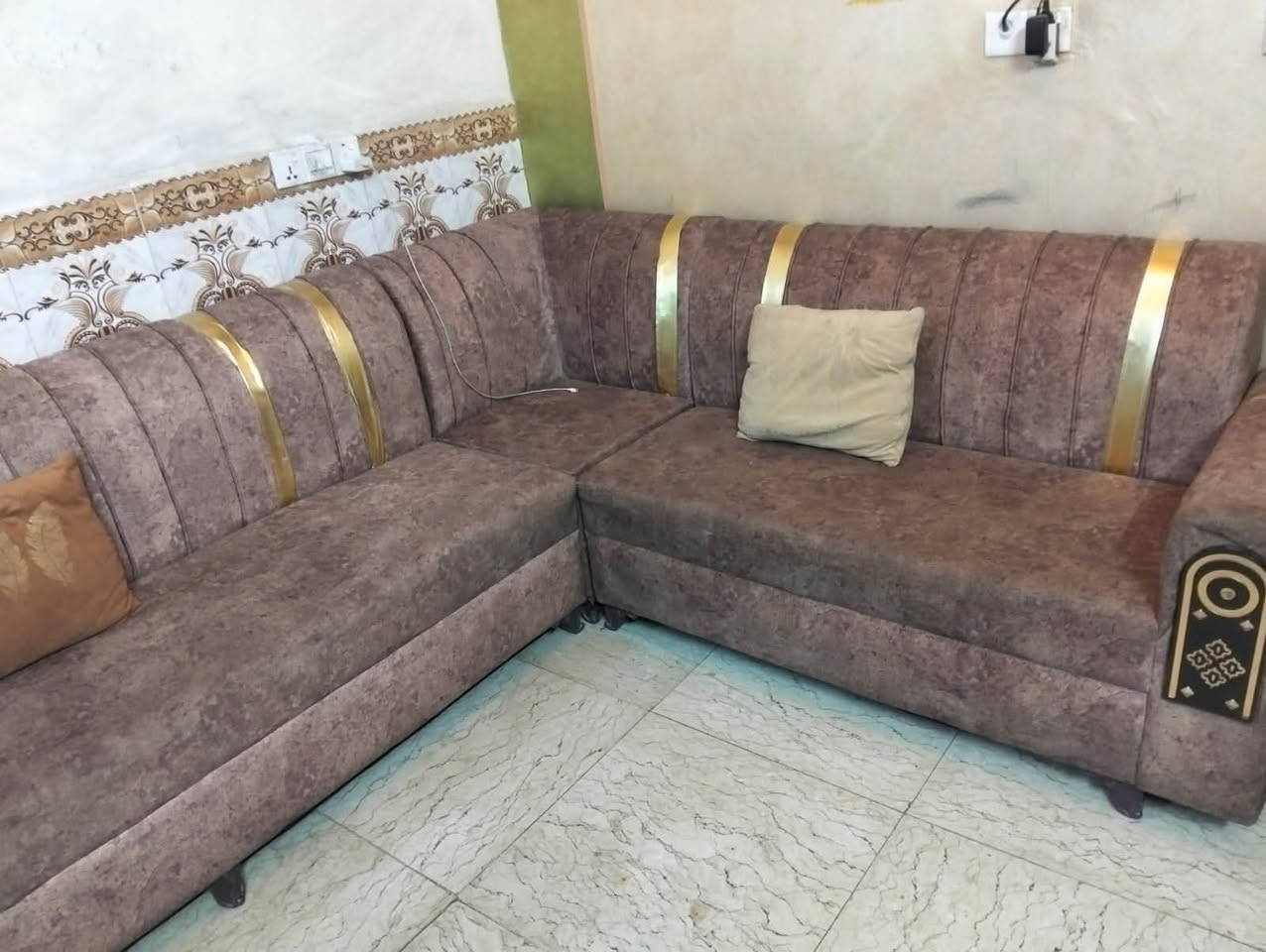 السلام عليكم ديوان نضيف ٦ قطع معه زاويه ٧ 
٤٠٠ بي مجال بغداد البلديات ***********
