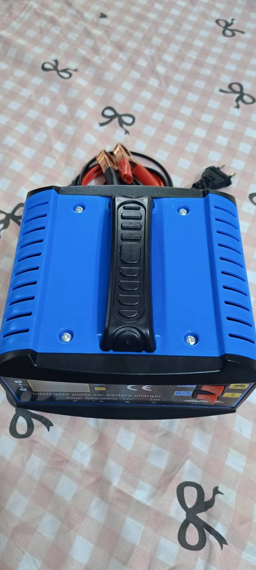 للبيع : 
** شاحن ومصلح بطاريات ذكي **
  (Intelligent Pulse Charger) بقدرة 6 أمبير، يعمل أوتوماتيكياً مع نظام حماية كامل 

المواصفات:
الجهد: يدعم بطاريات 12V و 24V (يتعرف عليها أوتوماتيكياً).

الاستخدام: للسيارات، الشاحنات، والدراجات النارية.

خاصية الإنعاش (Pulse Repair): وضع إصلاح بالنبضات لتنشيط البطاريات الضعيفة.

شاشة رقمية: لعرض الفولتية (V) وتيار الشحن (A).

أمان كامل: حماية من عكس الأقطاب والشحن الزائد، مع فصل تلقائي عند الامتلاء.

الحالة: جديد غير مستعمل. السعر: 35,000 دينار عراقي.
العنوان:  حلة.. الوردية خارج
هاتف:  ***********
           ***********
