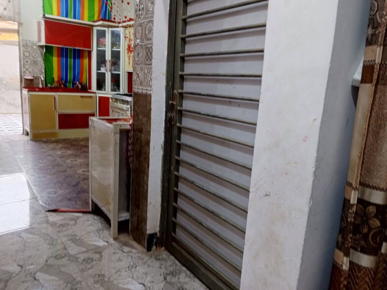 بيت للبيع المساحه 150 بل 57 حي الجوادين قرب مدرسه ابا صالح يحتوي الطابق لاول غرفه وهول واستقبال وحمامات داخليه وخىارجيه ولطابق الثاني كامل غرفتين وهول وحمامات وسطح ومطلوب الاسكان 40 مليون تسديد شهري 212 لاف
