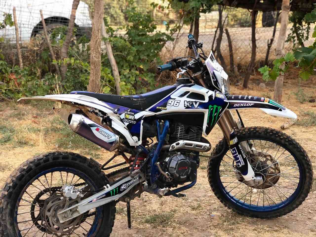 سەرەتا بەناوی خوای گەورە ئەم ماتۆڕەم هەیە بۆ فرۆشتن CRX250 مۆدێل 2023 ماتۆڕەکە لاشەو شانسیو شتی جوانەو ڕێکە تەقیوی نیە مەکینەشی بەشەرتی ئەوەی قوەتی یەک ٣٠٠هەبێ هەتا بڵێ بەقەوەتە سلفی ئیشناکات ئیتر ماباقی بەشەرت گۆڕنەوەشەکەم لەگەڵ شتێک بەدڵم بێ لەدەوری سلێمانیم  ڕەقەم ***********
