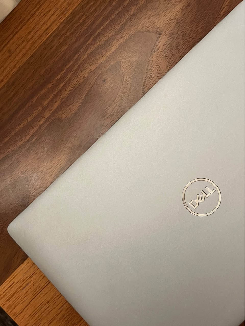 لابتوب DELL جيل عاشر للبيع .

اللابتوب مفول مواصفات
الجيل مالته حديث ( الجيل العاشر ) 
تصميم سلم ووزنه خفيف
 كيبورد ضوئي
اللابتوب جدا نضيف وادائة قوي وممتاز يفيد الي عنده دراسة او العاب متوسطة او غيرها من الاستعمالات .

المواصفات :
المعالج intel core i5
الجيل : العاشر (10TH)
كرت الشاشة : INTEL UHD GRAPHICS  
الشاشة : فول اچ دي (FHD) حجم 14.3 دقتها والالوان جدا واضحه وتشغل 4K بالمشاهدة .
الرام : 8GB نوع DDR4 فدشي راقي .
الذاكرة : 256GB ssd M.2 
كيبورد عربي انكليزي ليزري ضوئي .
كيبورد ميكانيكي .
سماعات ستيريو .
كامرة امامية واضحه
بطارية اللابتوب ليثيوم تطول فوگ ال 4 
ساعات ب الاستعمال المكثف .

المنافذ :
 منفذ الشحن
منفذ تايب سي للشحن ولنقل البيانات
منافذ USB 
منفذ Hdmi
منفذ سماعات
منفذ LAN
وغيرهن بعد.

المميزات:
 
اللابتوب نضافته كلش حلوه ماصارلي فتره من ماخذه .
منصب عليه وندوز 11 برو مفعل مدى الحياة.
منصب عليه اوفس مفعل مدى الحياة .
كيبورد عربي انكليزي ليزري.
كامرة امامية جدا واضحه.
غالق كاميرا سلايد .

الملحقات:
ملحقاته كلها موجودة واصليه
كيبل اصلي.
شاحنة اللابتوب الاصليه  .
جنطة لابتوب مرتبه هم بعدهي جديده غير مستخدمه .

منصب عليه وندوز 11 برو مفعل مدى الحياة وحزمه الاوفس كامله كذلك مفعلة مدى الحياة .

اللابتوب كلش نضيف ومواصفاته قويه ومحترمه وتصميمه كلش مرتب . ومابي أي نقص كيبورد سماعات انترنت شاشة كامرة كله شغال وممتاز وماب اي نقص من اي ناحية .
وكلشي بي بعده جديد ونضيف مثل ماموضح.

السعر : 340 الف وبي مجال جدا قليل .

مكاني النجف والي يريده توصيل هم موجود ان شاء الله .

*********** بي واتساب

(لابتوب للبيع النجف بغداد الانبار البصرة حاسبة محمولة منضدية دل dell pc laptops laptop computer ) بغداد, العراق
