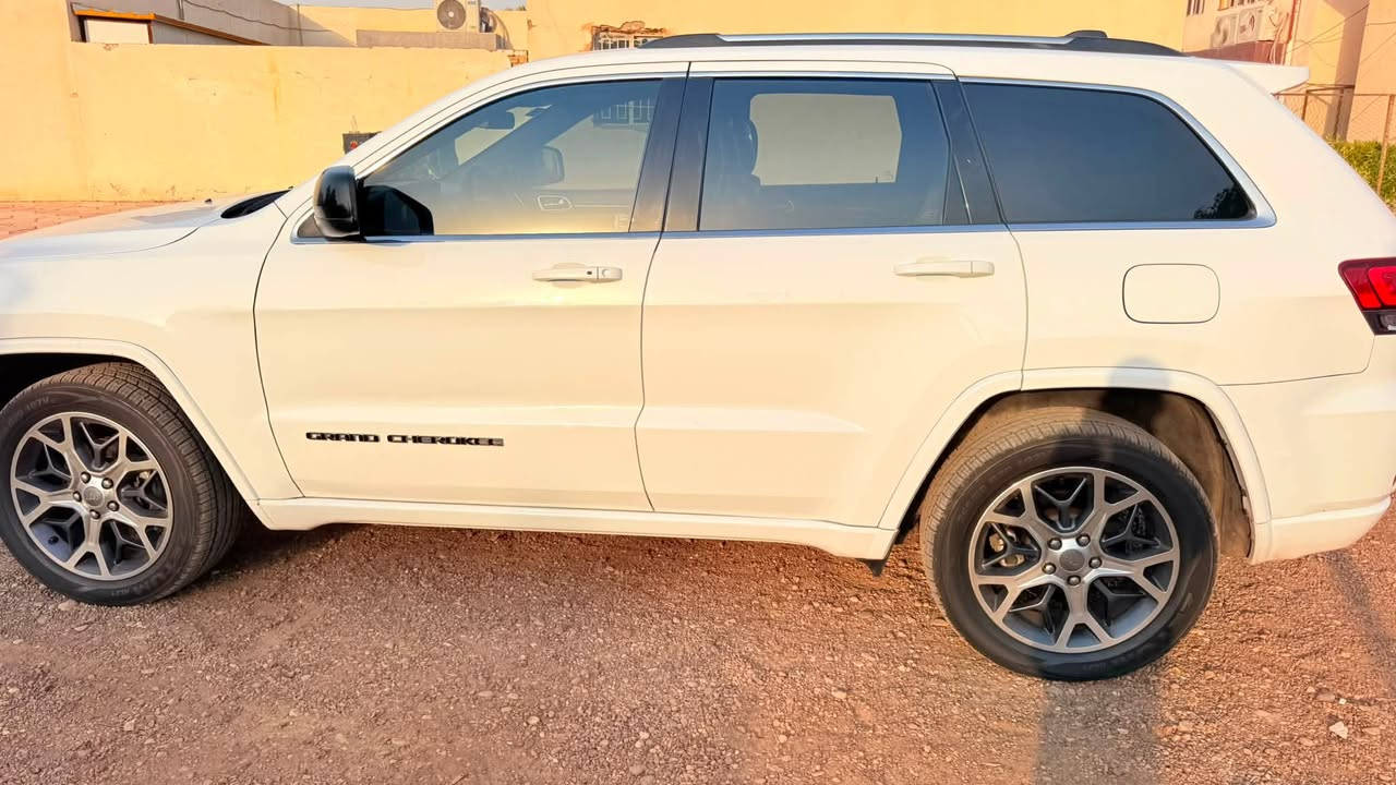 السلام عليكم ورحمة الله وبركاته
Jeep2020 لاريدو السياره جديده تخم تاير قبل اسبوع شديته صدر امامي وصدر خلفي نظافه ١٠٠٪؜ ادامته كانت قبل ايام منظومه زنون عليهه يعني السياره جاهزه على اخر شي ما ناقصهه كلشي وبلنسبه للمواصفات معروفة لاريدو نص فول وبلخير على الي ياخذهه السياره حلوة السعر ٢٢٩وبيهه مجال قليل موجوده بغداد السيديه رقم التلفون ***********
