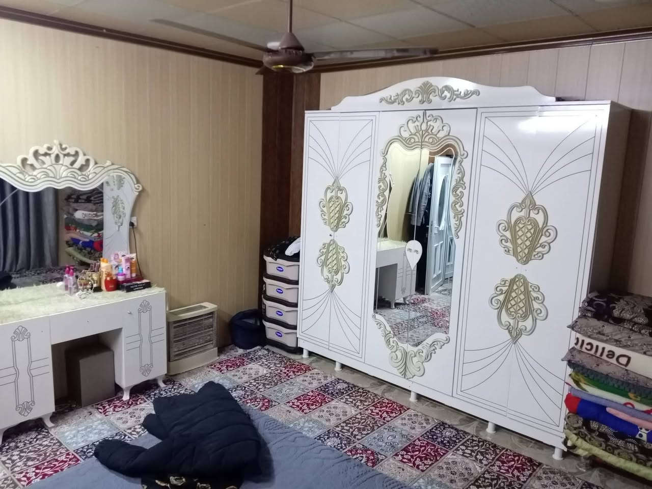 بيت للبيع ب جبراوه مساحه 200 متر بيه غرفه نوم و هۆل داخلي و استقبال 6طول عرض 5 مطبخ حار و بارد بيتونه كبيره حديقه خارجيه و حديقه داخليه على الشارع الرئيسي السعر 35م ***********
