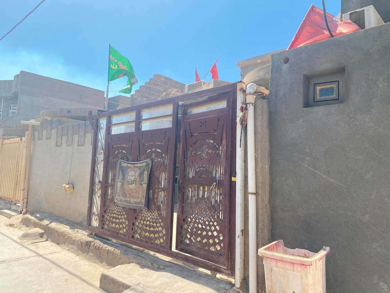 دار سكن طابو صرف في حي ( الكرار الأول )
بجانب مدرسة ( الأمال الأبتدائية )

مساحة ١٥٠ م - ( ٢ غرف نوم ) - ( تحويل مباشر )
( بناء طابوق - سقف صب كونكريت مسلح )
( كل الخدمات متوفرة / ماء - كهرباء - مجاري - تبليط 
انارة ) ( مدرسة بعد ٥٠ م عن الدار )
***********
