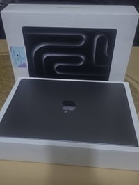 ماك بوك برو M3 • رام ٨ جيجابايت • ٥١٢ جيجابايت SSD