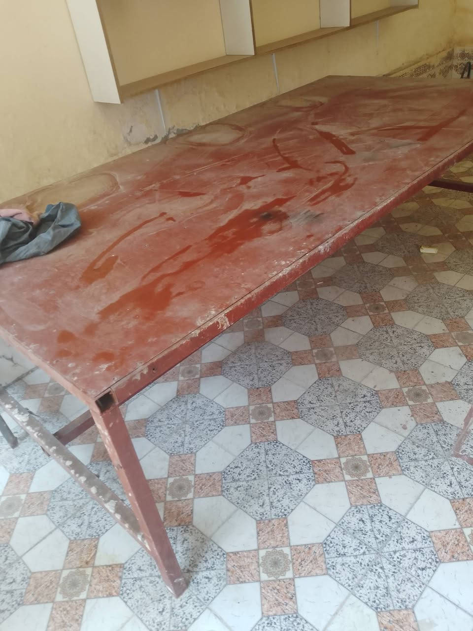 للبيع
شيلمانه مترتين ونص ب ٢٠
الميز الحديد طوله ٣ امتار ب ٢٠٠
 الباب ٣٥
الرفوف ٧٥
***********
