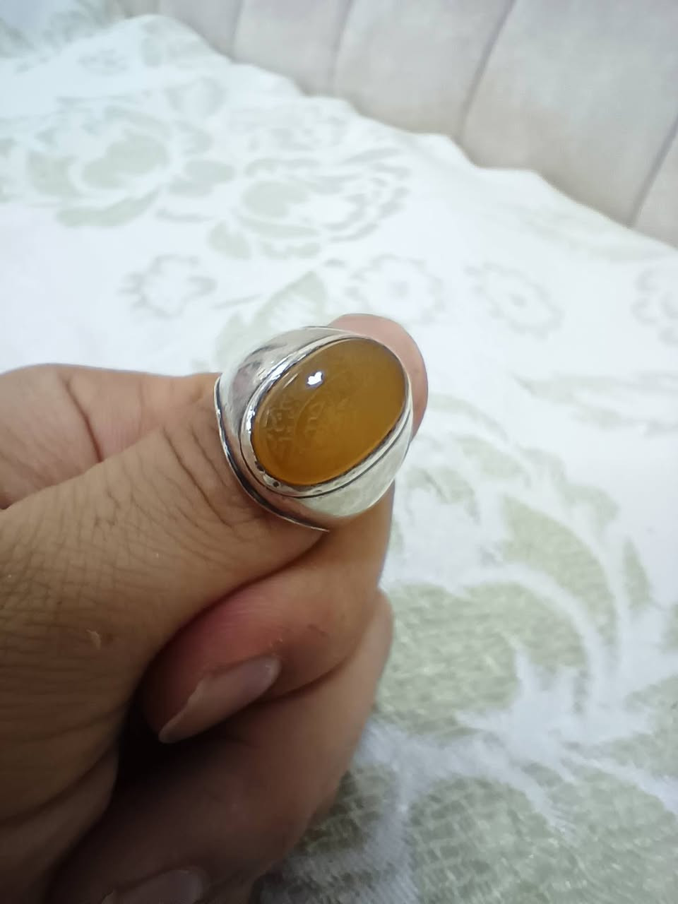 السلام عليكم
عقيق يماني أصلي قديم أصفر للبيع مخطوط آية قرآنية. مخطوط آية قرآنية بسم الله الرحمن الرحيم ( إِن يَكَادُ الَّذِينَ كَفَرُوا لَيُزْلِقُونَكَ بِأَبْصَارِهِمْ لَمَّا سَمِعُوا الذِّكْرَ وَيَقُولُونَ إِنَّهُ لَمَجْنُونٌ * وَمَا هُوَ إِلَّا ذِكْرٌ لِّلْعَالَمِينَ﴾ السعر 65 الف مكاني بغداد الحرية 

***********
