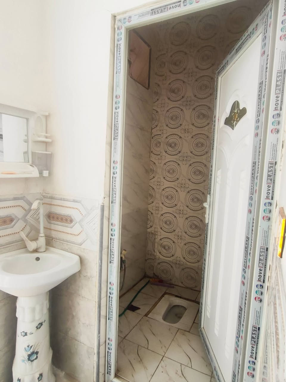 🏡 فرصة للبيع من صاحب البيت مباشرة — بدون دلال!
إذا تبحث عن بيت مناسب وبموقع ممتاز، هاي فرصتكم 👌🏻✨
البيت طابو زراعي قرار 25
📍 الموقع: مقابيل ملحق قرية الغدير عمود 321
📐 المساحة: 220 متر 
🏠 تفاصيل البيت: خدمات فول تبليط عرض الشارع 11 متر ومولدة سحب خطين ومدارس واسواقات يبعد عن شارع الصب 50متر بدايه شارع والبيت يحتوي على غرفتين 2 كبار وحمامات عدد 2 داخل وخارج وصاله كبيره واستقبال وكليدور  ومناور عدد 2 داخل وخارج ومخزن 
💰 السعر: 115 وقابل للتفاوض 
⭐ ملاحظة مهمة: البيع مباشرة من صاحب البيت وليس عن طريق دلال، يعني ماكو عمولة دلال على المشتري.
📞 للاستفسار والتفاصيل والتواصل مع صاحب البيت:(***********)
الرجاء التواصل للجادين فقط، والبيت متاح للمعاينة. 🌷
