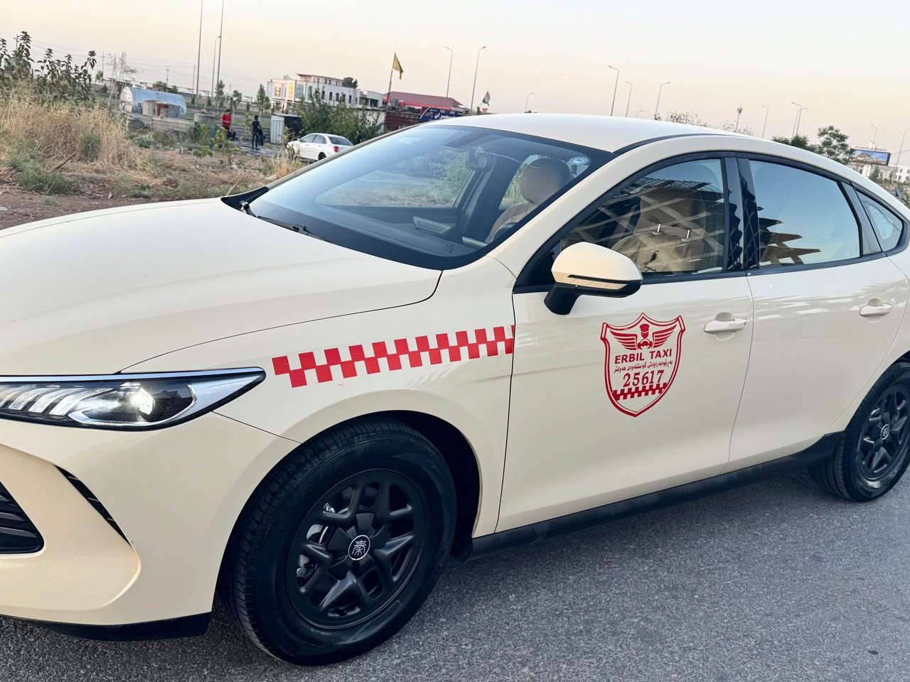 Byd Quin plus taxi 2025 
وەجبەی یەکەمی byd رەنگی سپی کردیتمە تەکسی 
هەموو شتەکی بیلادی لەگەڵە لە سفری شەریکەیەوە لای خۆمە 
60 km ڕۆشتووە 
زۆۆر خاوێن و بە خزمەت بووە لام تەنها یەک چاملغی پشتەوە لای سایەقی ساردە کوتە باقی هەموو گیانی بە شەرت 
نرخی داوای 163 دەکەم و مەجالەکی کەمی برایەنەی تێدایە 
شوێن هەولێر 
مۆبایل *********** أربيل, العراق
