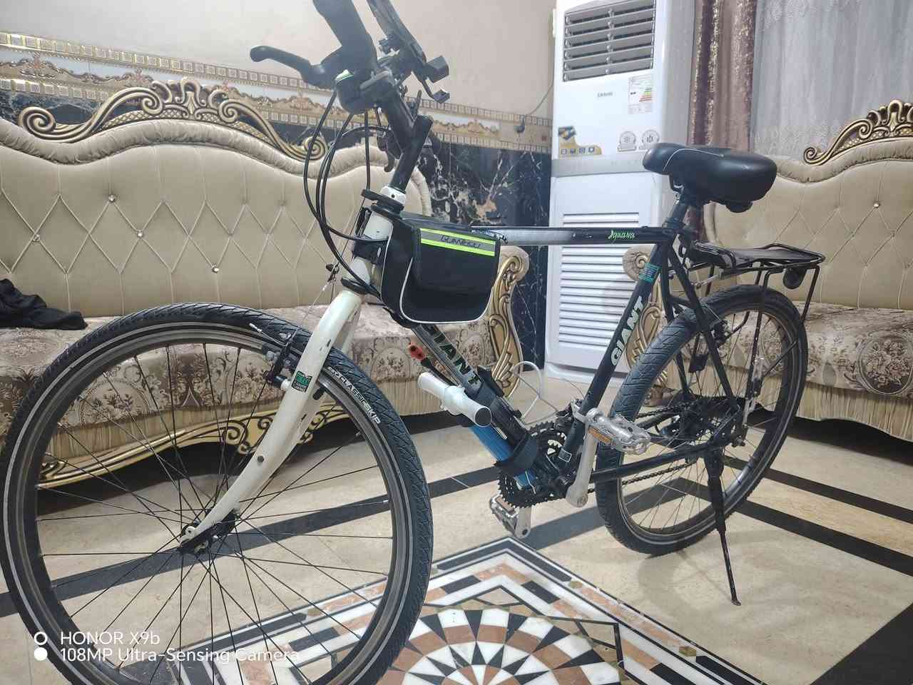 🚲 للبيع: بايسكل c700 جاينت (GIANT) أصلي - بحالة ممتازة🟦
(Mountain Bike) هاردتيل.⛰️

 (الفريم): ألمنيوم خفيف جداً وقوي (Aluxx Aluminum)، تصميم هيدروليكي مريح للمسافات الطويلة.✅

(الإطارات): تايرات أصلية ماركة Maxxis (ماكسس)✅

ويلات ألمنيوم  (Giant GX28) قوية وتتحمل الصدمات.✅

منظومة سرعات متعددة (شفترات شيمانو) مع دنديل ثلاثي أمامي يوفر سلاسة تالية🟥

حجم(27.5)

العنوان بغداد مدينة الصدر

للتواصل ***********
