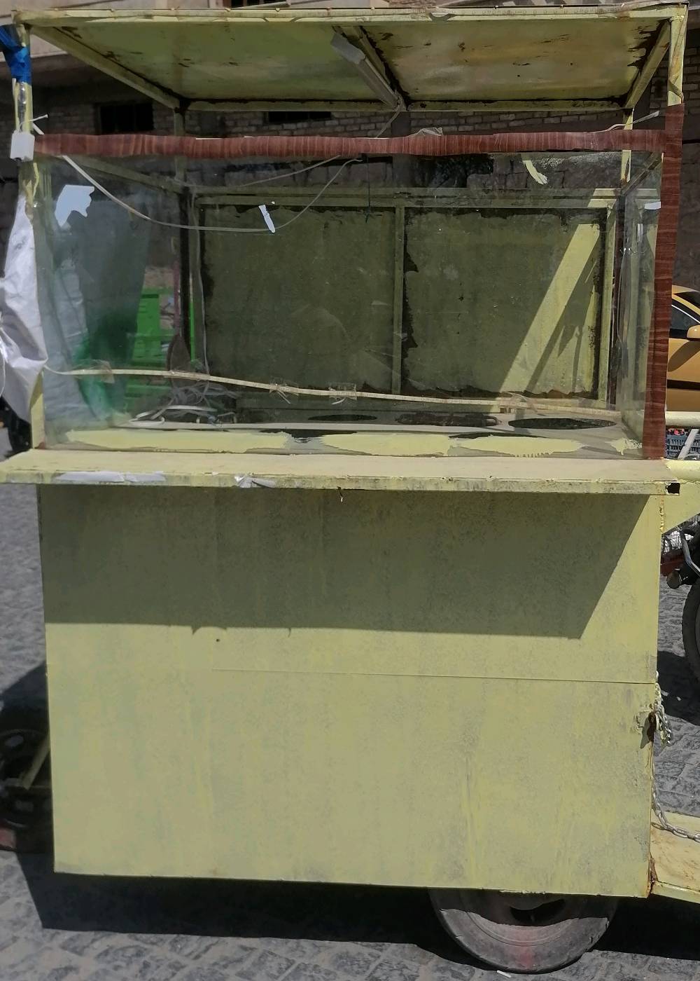 عربانة للبيع حجم كبير جدا ترهم مشروعين
شنو نوع العربانة بالضبط وموديلها/تفصيلها؟ يعني مهيأة لأي مشروعين أو شنو الاستخدامات اللي تنفع إلها؟: 
ترهم مشروعين مثلا لبلبي وباقلة او اكلات شعبية 
وين موقعك هسه؟ وأي محافظة/منطقة حتى الزبون يعرف إذا تكدرون توصلونها لو الاستلام من عندك؟: 
الانبار فلوجة
العربانة شنو حالتها من الداخل والخارج؟ بيها صدا/تسريب/تحتاج تصليح أو بس شغل تجميلي؟: 
تحتاج صبك فقط
شنو المعدات والملحقات الموجودة وية العربانة؟ مثل الكهرباء، التمديدات، الشبابيك، الأرفف، الخزائن، أو أي شي ناقص؟: 
طباخين ثابتات ومنضم و3 تايرات مال دراجة ومجهزة بالجام بيها خزن داخلي للاحتفاظ 
السعر شكد؟ وهل قابل للتفاوض أو أكو توصيل/نقل مبرمج حسب طلب المشتري؟: 
السعر 360 الف بيها مجال لايوجد توصيل