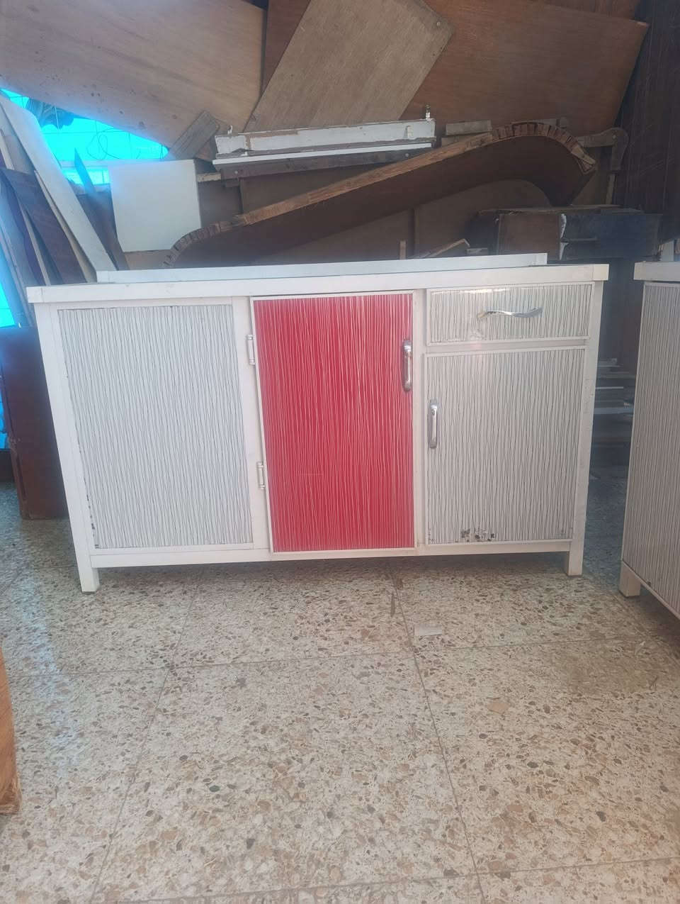 سلام عليكم 
كاونتر نظيف اي عيب مابيه
سعره 225 بي مجال
حي النصر ***********
