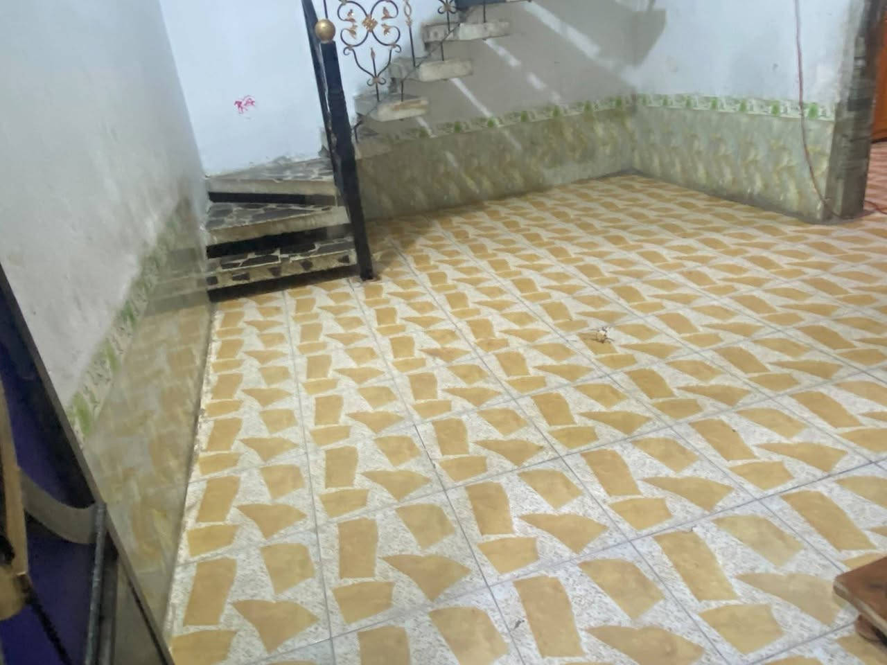 وين الحلوين والمرتبين لي يحبون ترتيب خل يوارونه بداعهم بهاذه البيت 💞😁

 البيت للبيع  المساحه 112 متر  

يبعد عن شارع العام الرئيسي دقيه وحده 
البيت مكون من غرفه وصحيات وصاله وستقبال 6طول وعرض4وربع 

مكان البيت ناصریه سديناويه مقابيل مثلجات الملاك سعره مناسب 45مليون

 وبي مجال قريب على شارع الرئيسي خدمات كامله بيت 🏠🩷

 جاهز فقط عوزه ترتيبات البيت كامل 
واهلا وسهلا بيكم تنورونه 💞🫶🙃
رقم تواصل يحلوين ***********
