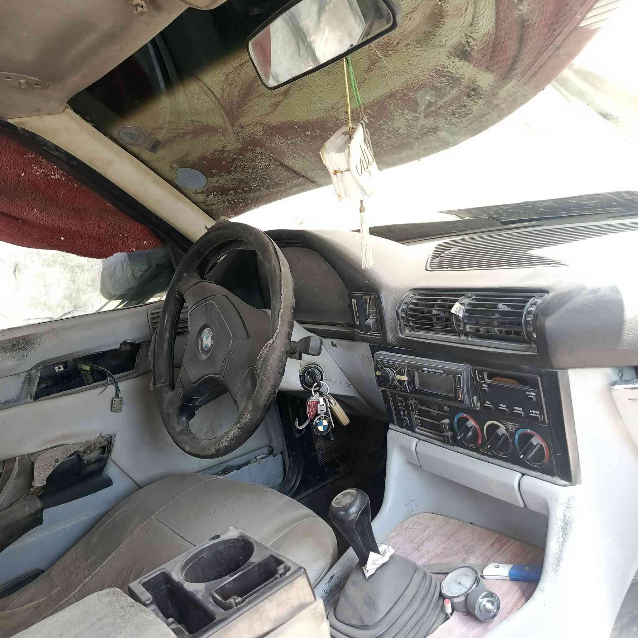 السلام عليكم بي ام 520i موديل 94 مكينه 6 بلاد كير عادي سنويه لل 29 ابيعها على وضعها يرادلها عمبار مال كلج وترتيب السياره متروكه تبريدها شغال سياره شغاله بس متروكه عليها غرامه 200 ينزلن من السعر 24 وبيها مجال  مكانها ميسان العماره  البتيره// ***********
