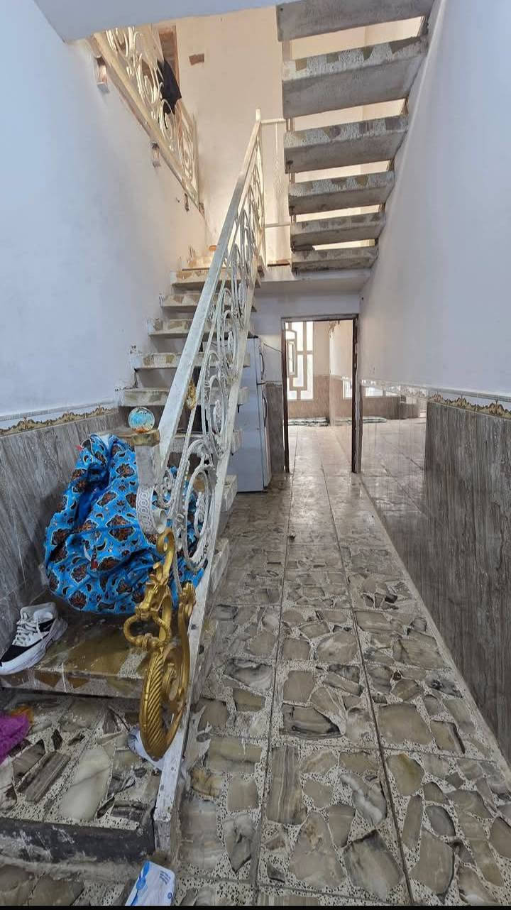 🏠🔥  بيت جاهز للسكن  للرهينه  🔥🏠
📐 المساحة: 100 متر
📍 الموقع المميز:
شارع المطار القديم
📌 الفرع المقابل لإنشائية سيف الدليمي
🚶‍♂️ يبعد عن الشارع العام 50 متر فقط
✨ بيت نظيف وجاهز للسكن فوراً
🏡 يتكون من طابقين:
🔹 الطابق الأول:
غرفة + صالة + مطبخ + استقبال
🚿 صحيات داخلية وخارجية
🔹 الطابق الثاني:
غرفة + صالة كبيرة
💰 السعر المطلوب: 13 مليون دينار فقط

📞 للاستفسار ومعرفة التفاصيل، الاتصال 
***********
