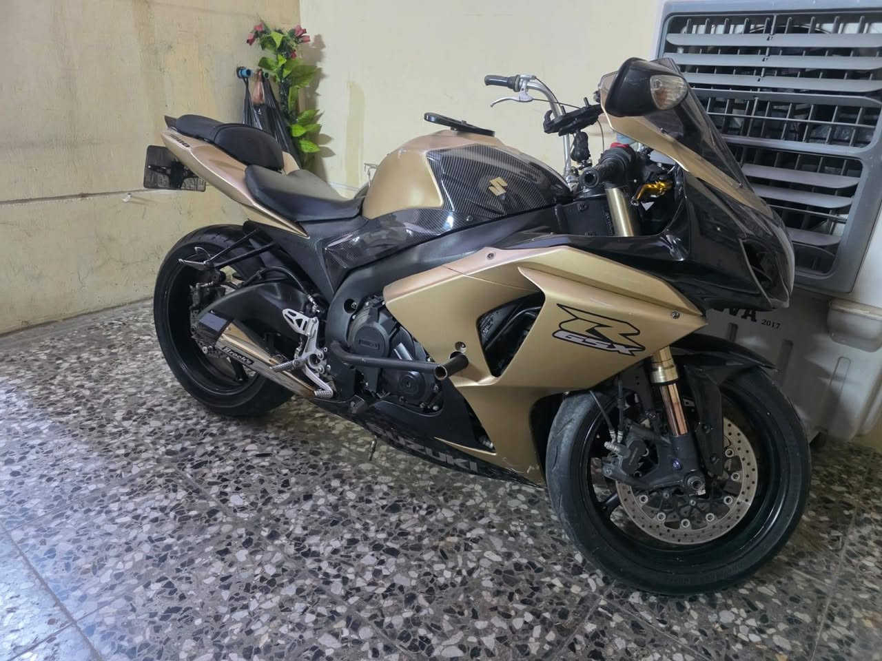 سلام عليكم دراجه( GXR) 1000cc موديل 2013 ماشيه  23 ألف بعدها زيرو الدراجه ماخذيها من معرض الخرساني مرقمه رقم انكليزي تحويل ثاني يوم دراجه  بيها هزه بشهر ال 4 بعدها ما منتهيه كفاله عامه من الشخط  عليها برمجه 3 مودات فول طلقات + دراجه عليها كاربون فايبر بيها تزويد خارجي بقيه الشرح داخل فيديو   مكان الدراجه بغداد مدينه الصدر ه‍/***********
