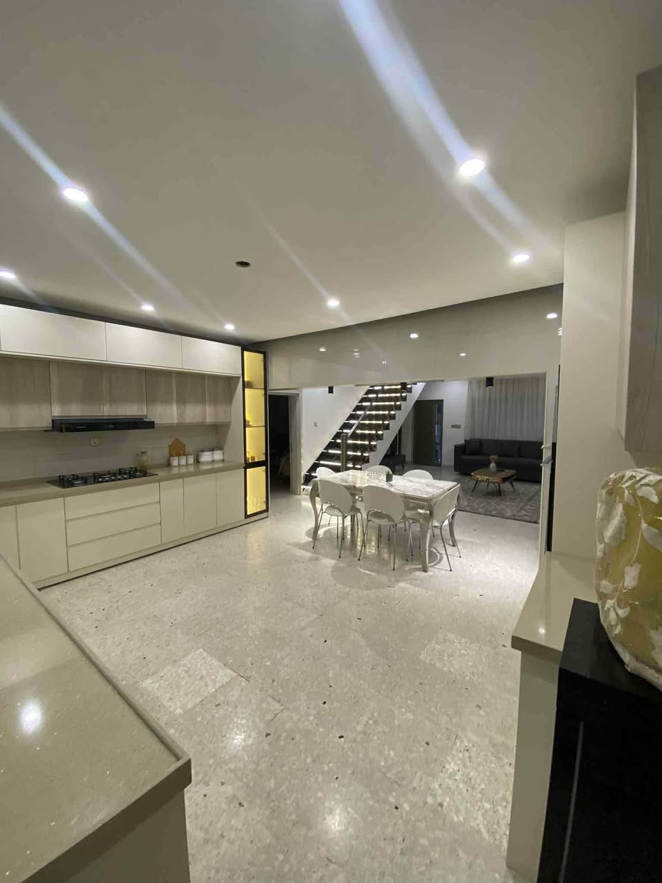 تم اعادة النشر 🏡دار للبيع طابووو صرف سند مستقل 📍في الدورة شارع 60 فرع اسواق حذيفة
مساحة 200 متر
نزال20 متر
واجهه 10 متر
يحتوي على مطبخ مفتوح على صاله واسعه وصحيات 2 واستقبال كبير وغرف نوم 3 وسطح ناصي كبير وسطح عالي وحديقه واسعه ومنور كبير 
السعر 315 وبي مجال بسيط 
للاستفسار على الرقم مع صاحب الدار على الواتساب حصراًاًا
***********📍📍📍.
