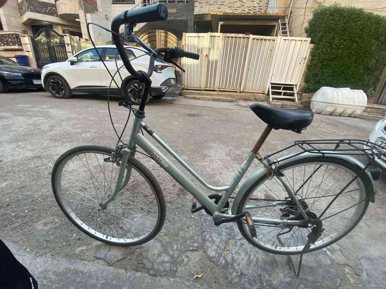السلام عليكم بايسكل بناتي ياباني اصلي الحجم 30 نظيف  السعر 100 وبي مجال للشرااية الشراء خاص او اتصال ع رقم ***********
