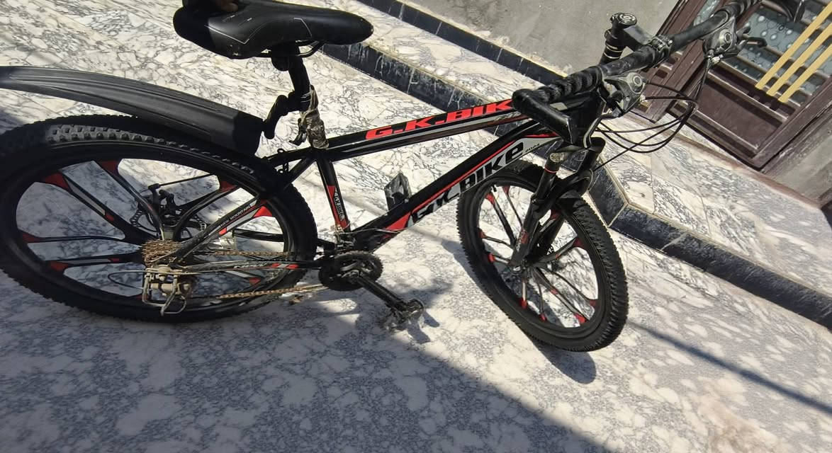 السلام عليكم بايسكل نوع Gk_bike جبلي كلشي مابيه ونضيف فقط ابريكاته بس اتضبهن وايضا السكان البراغي مو كلهن ماعدا اثنين  انوكلن بس هوه عادي تكدر تسوق وتطلع بي طبيعي البايسكل بس الاستانة مالته انكسرت نضيف كلش وتجي تسوقة وتقتنع بيه ويعجبك يلة تاخذة سبب البيع انو انا بعد مااحتاجة هيج وكفته ونضيف كلشي مابية رايدة اب70 وبي مجال للطيبين للمراسلة او الاتصال *********** بي واتساب.
