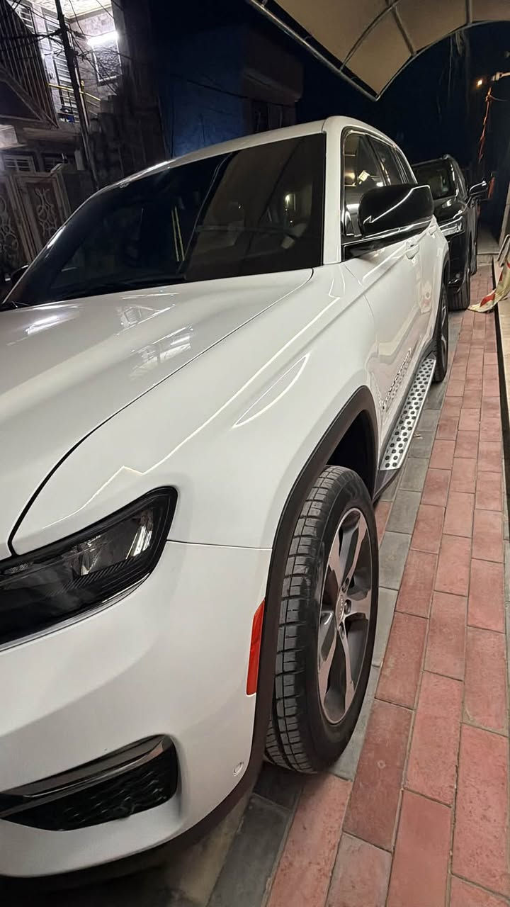 جيب كراند شيروكي 5 راكب لمتد بلص 
الموديل :2024 . (خليجي) . 
المحرك : V6.  3.6L . 

المواصفات:
أربع كامرات
بردات خليفيه 
* دفع رباعي 4x4. 
* رادار امامي مع مانع تصادم. 
* تحذير الخروج عن المسار . 
* تحذير النقطة عمياء ⚠ .
* نظام تحذير عند التقاطعات.  
* نظام تقليل الضجيج داخل المقصورة. 
* إنارة محيطية. 
* شاحن موبايل وايرلس. 
* تعديل وضعيات مقود السائق كهربائيا. 
* مرايا تعتيم ذاتي. 
* نظام الصوت من الپاين 10 سماعة. 
* ويل قياس 20 انج.
* سقف بانوراما.   
* شاشه كبيرة 10.1 انج . 
* نظام الخرائط (GPS).
* لوحة القيادة بقياس 12 أنچ. 
* كير شفتر بالستيرن. 
* كاميرا محيطية 360 درجة. 
* 4 كاميرات خارجية مع بخاخات ماء للتنظيف. 
* كاميرا للمرأة الداخلية. 
* المصابيح الأمامية LED.
* كشافات الضباب LED. 
* دخول ذكي. 
* بصمة على 5 ابواب للدخول الذكي. 
* تشغيل عن بعد.
* الصندوق الخلفي كهربائي.
* فرش المقصورة الداخلية من الجلد الفاخر.
* ذاكرة لحفظ وضعيات الجلوس للسائق. 
* المقاعد الأمامية كهربائية.
* المقاعد الأمامية تبريد وتدفئة.
* المقاعد الخفية تدفئة.
* ستائر للشبابيك الخلفية.
* حساسات امامية. 
* حساسات خلفية. 
* 5 راكب.
* مكيف خلفي مع وحدة تحكم منفصلة. 
* تدفئة ستيرن. 
* مانع تصادم خلفي.
للاستفسار 
***********
***********
