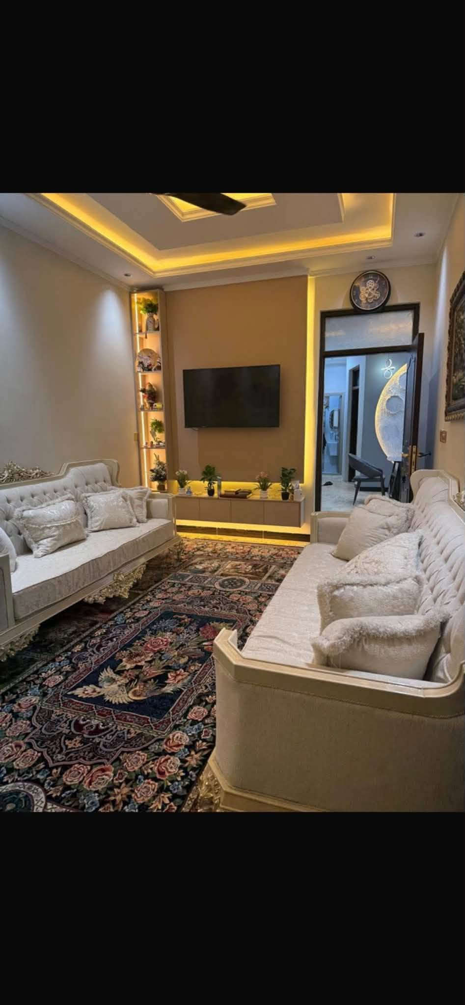 دار للبيع المساحة ١١٨م بناء فول درجة اولى
الواجهة 5.65م والنزال 21م  (ارضية واجهه مرمر )
موقع البيت حي التجار قرب مدرسه بلقيس محلة 317

♦️كراج كبير ومضلة
الطابق الارضي غرفتين وحولي كبير ومطبخ وحمام ومخزن ومنور عدد ٢ 
♦️الطابق الثاني ثلاث غرف نوم وحدة منهم سويت وحولي وحمام 
وبيتونه كبيرة وسطحين امامي وخلفي 
نظام كاميرات وسبالت دفن في كل غرفة
***********

علماً توجد لدينا عروض اخرى بمساحات مختلفه الشركه مجاز رسميا من قبل غرفة تجارة بغداد.
الشركة حاصله على شهاده وكيل عقاري معتمد من منصه عقاري
