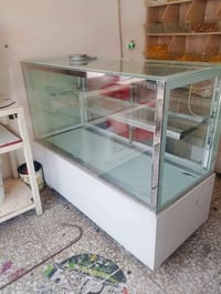 عارضة كيك • شغالة • متر ونص