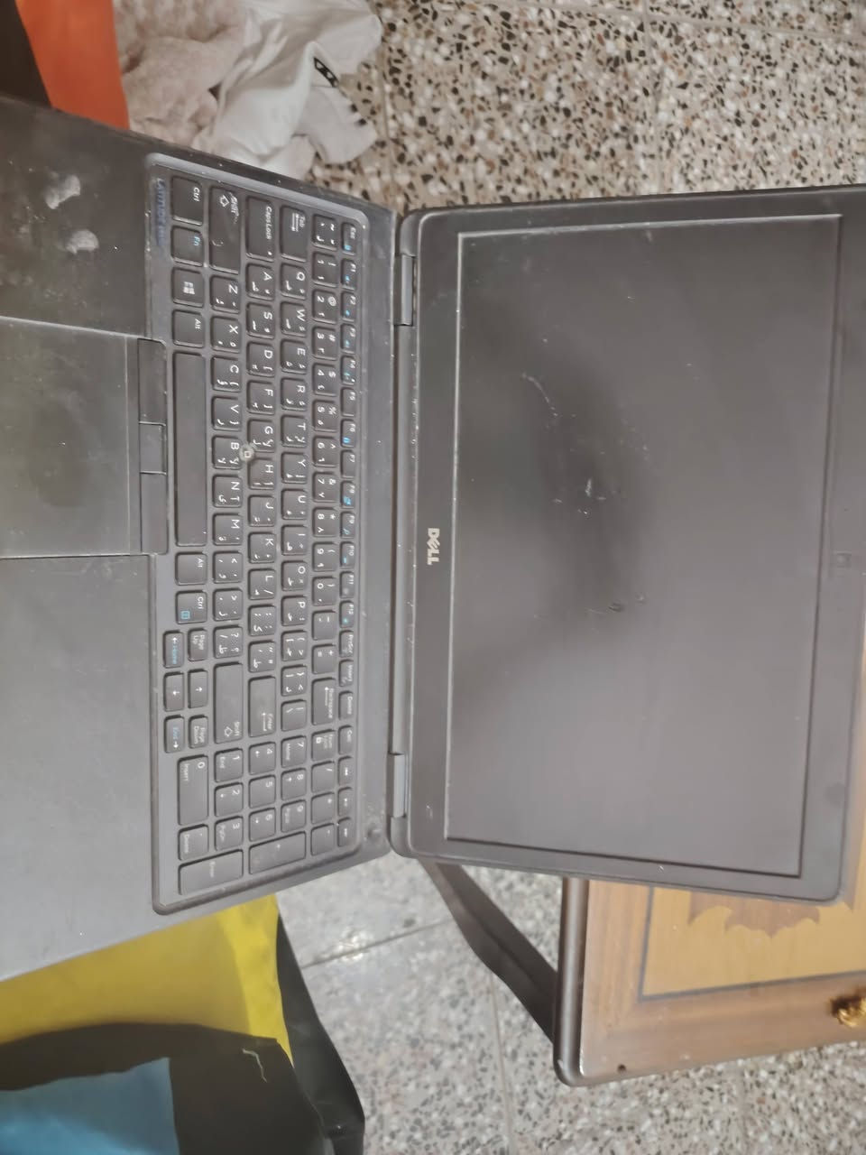 اللابتوب (Dell Latitudeنوع المعالج (Core i5 أو Core i7) والجيل (غالباً الجيل الرابع)، وحجم الذاكرة (RAM)، ونوع الهارد (SSD أم HDD).  سعره 100الف بغداد الزعفرانيه
