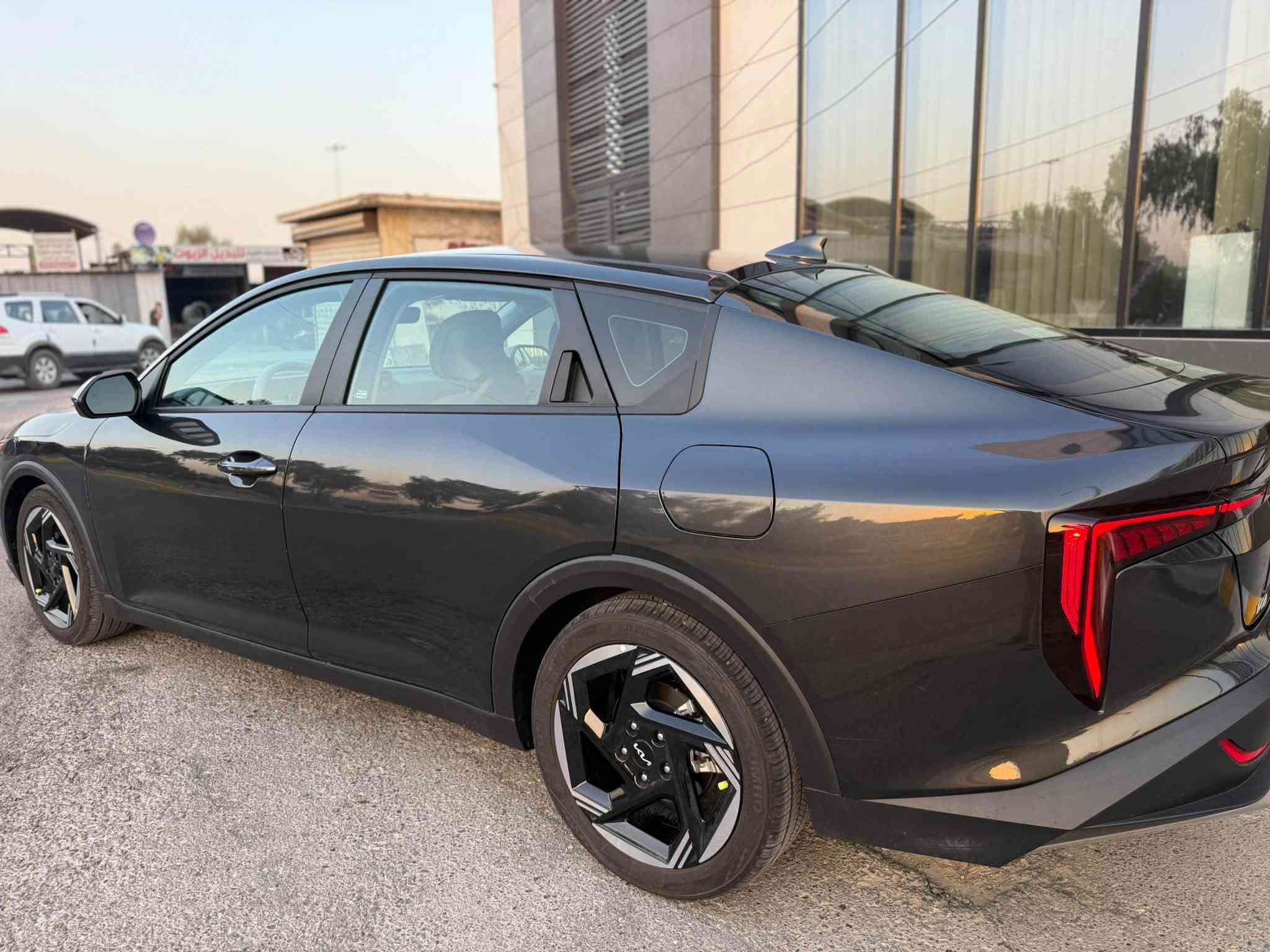 سلام عليكم كي فور رصاصي 

‏2025 KIA K4, EX فقط بيع بدون مراوس بدون رقم السياره 
لون رمادي 
وارد امريكي 
الحادث رصعة بحافة البنيد والجاملغ الامي الايسر فقط مصلحة بارد بدون دواخل  
موصفاته 
كامرة 
شاشة متصل 
كامل ردار 360 درجة
سايد بريك بصمة 
بك لايت لد كامل 
داخل رصاصي 
بصمة 
انارة ترحيب 
ويل الحجم الكبير الرياضي 
مانع انزلاق
 تحديد المسار
 درايف مود
 تحكمات كامله
 سياره ماشيه 4000 ميل بعده جديده 
دخول جديد رقم منفيست باسمي تترقم جميع المحافظات عدا اقليم كردستان 

للتفاصيل اكثر ***********
