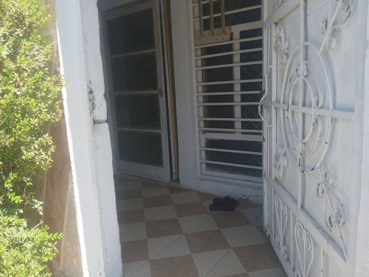السلام عليكم بيت للبيع طابقين طابو صرف   ١١٣ متر واجه ١٠ وشويه  نزال ١١  بعقوبه حي المهندسين قريب على الشارع طابق الأول غرفتين صاله مطبخ صحيات طابق الثاني غرفتين صاله صحيات  الطابق الثاني مفصول سعر ١٣٠ للإستفسار/***********
