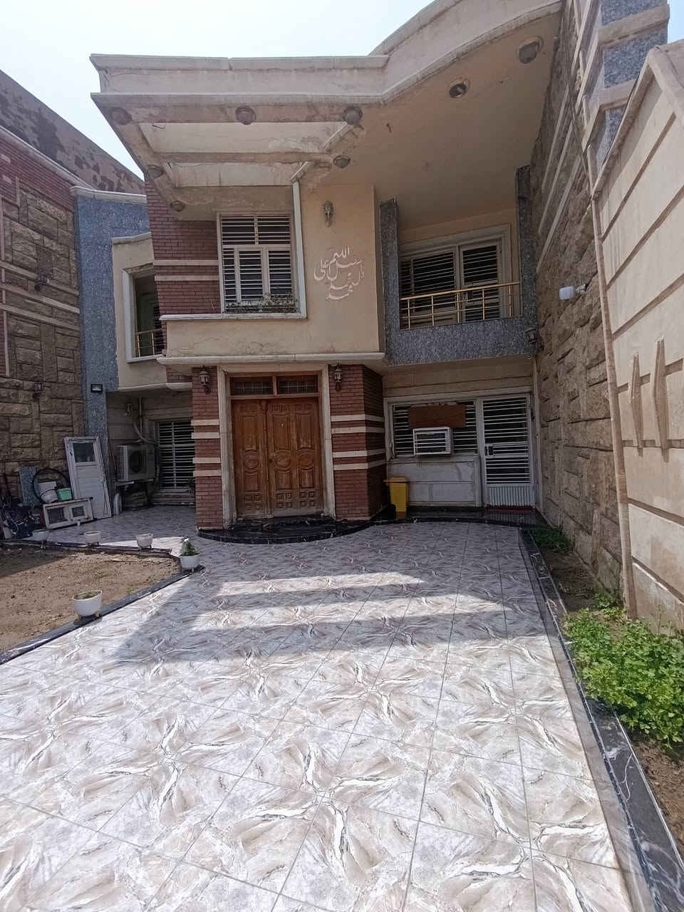 بيت للبيع على شارع الفتلاوي البنوك  مساحه300م ونزال30 يحتوي على خمس غرف نوم وصاله واستقبال ومطبخ وصحيات وحديقه داخليه وخارجيه لاستفسار
***********
