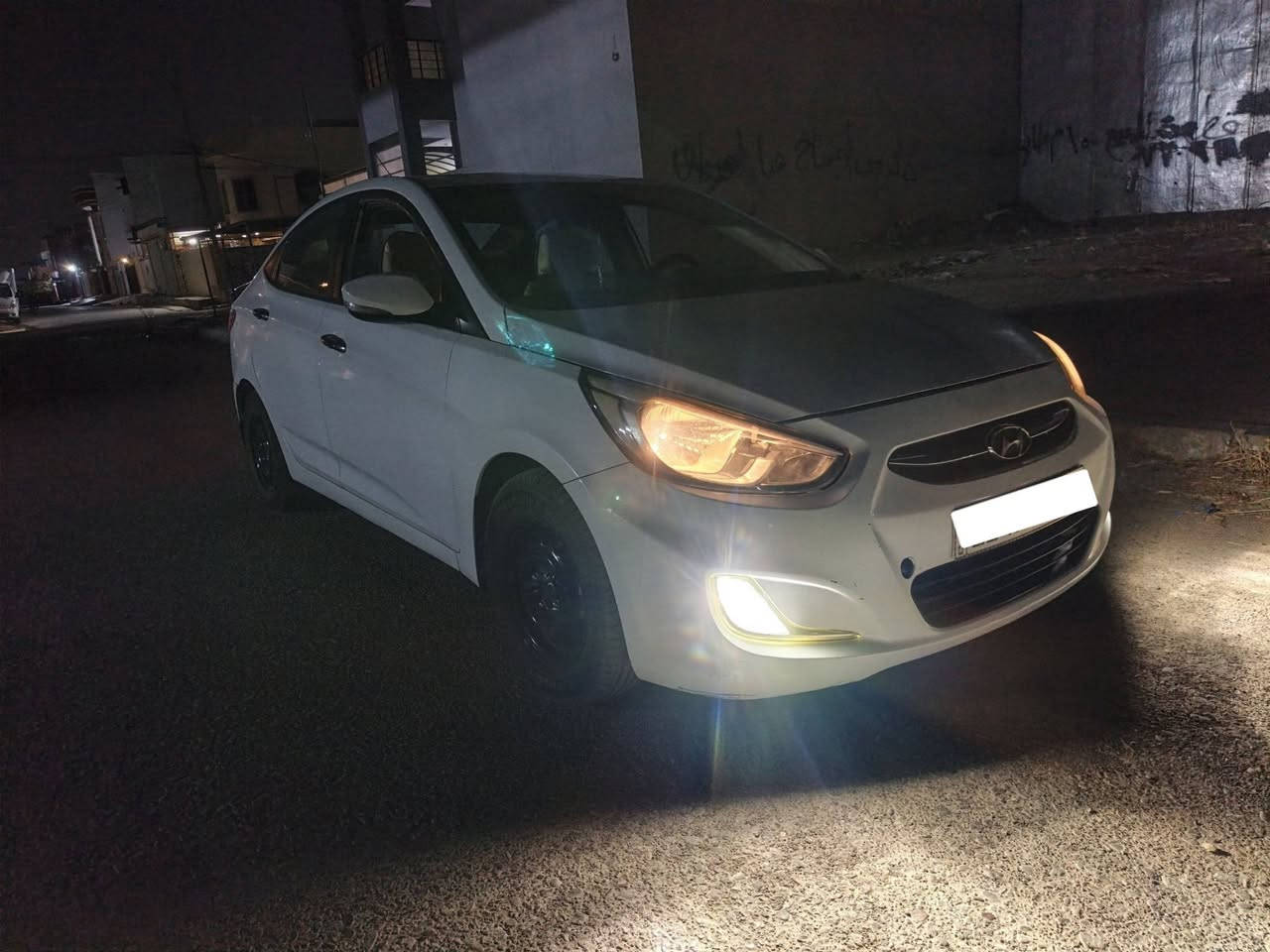 Hyundai Accent 
موديل 2015 
 مواصفات 
سقف سلايت 
داخل لونين
تجوه يد
لايتات زنون
رقم بغداد الماني جديد لحد 2030
هزه جديد 
تبريد ثلج
شرط تحويل بأسمي 
شاشة ايباد + كامرة خلفية 
فول مواصفات 1/1 
محرك 16 دوش المرغوب 
والكير AT 
كير ومحرك خير من الله لا صرف لا بخار 
سيارة ماشية اقل من 150 الف 
بي مكان تعديل بارد على كد شبر 
و PDR على كد شبر شرط بدون صبغ ومعجون
السعر 105 وبي مجال
مكان السياره كركوك 
للتواصل 
***********
