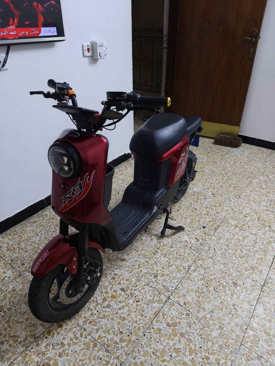 سلام عليكم دراجه شحن R9  وبيها 5 بطاريات جدد وسويج وبصمه دراجه حيل نضيفه مال بيت نضيفه موديل ٢٠٢٦ مكاني بغداد حي الرئاسة رقم هاتف *********** سعرها ٤٥٠ بيها مجال
