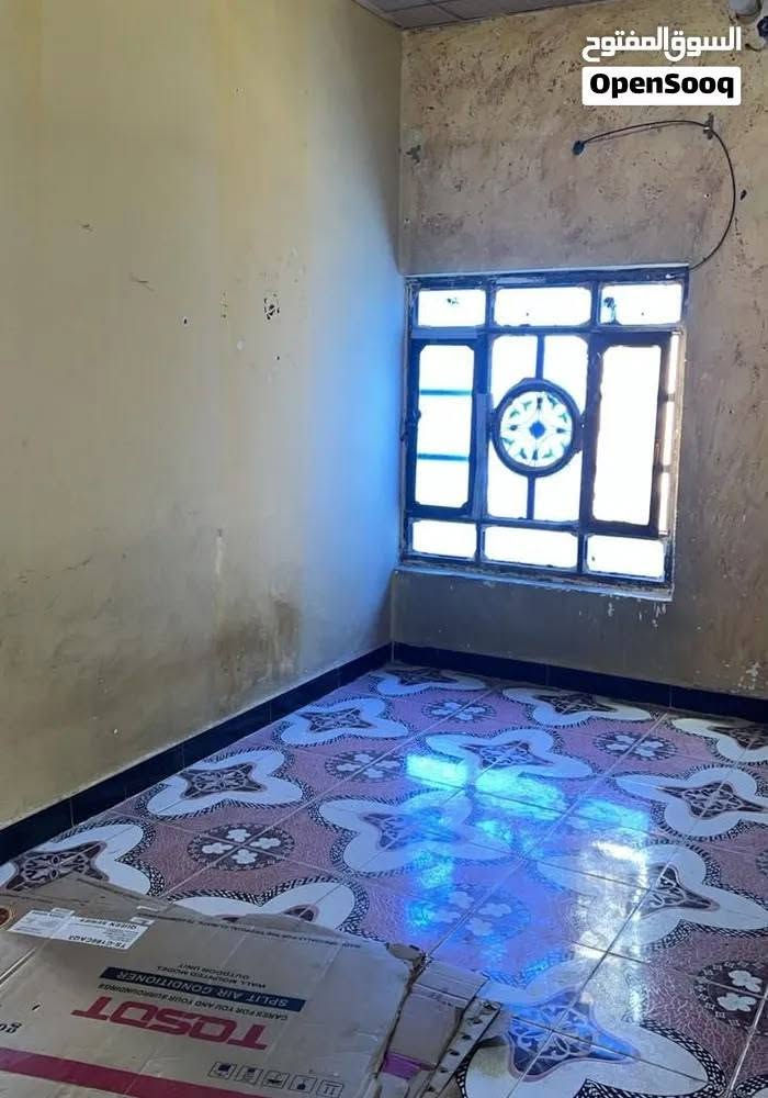 السلام عليكم يوجد شقه لايجار طابق اول مكونه من غرفتين وهول ومطبخ وصحيات بناء حديث العنوان في الجمهوريه  السعر 350
رقم الموبايل لاستفسار 
***********
