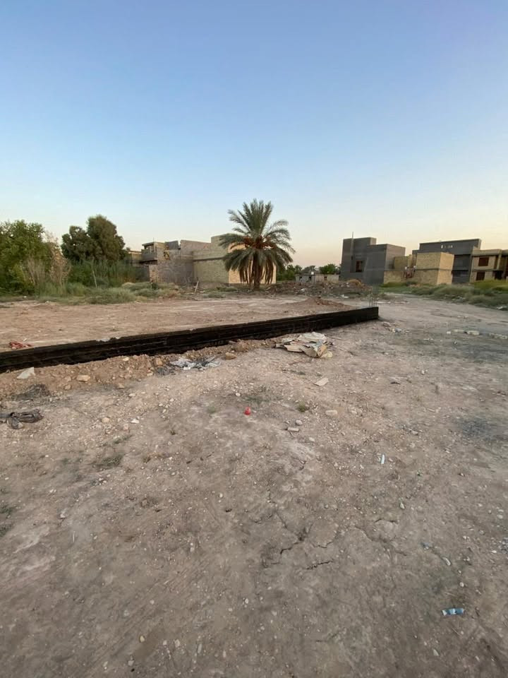 قطعه للبيع بالشهداء
مساحتها ١٠٠ 
بيها رباط ومدفونه 
للاستفسار اكثر اتصل ‭***********‬
