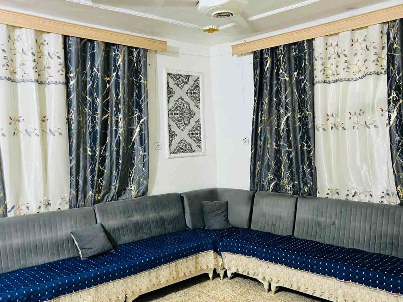 بيت للبيع ملك صرف مساحة 180متر  غرفه صاله هول مطبخ صحيات جوه وغرفه فوك بناء طابوك سقف صب مسلح  عنوان حي الوحده قرب مدرسة نوسيبه البيت صاير بصف ركن  سعر 115وبي مجال ***********
