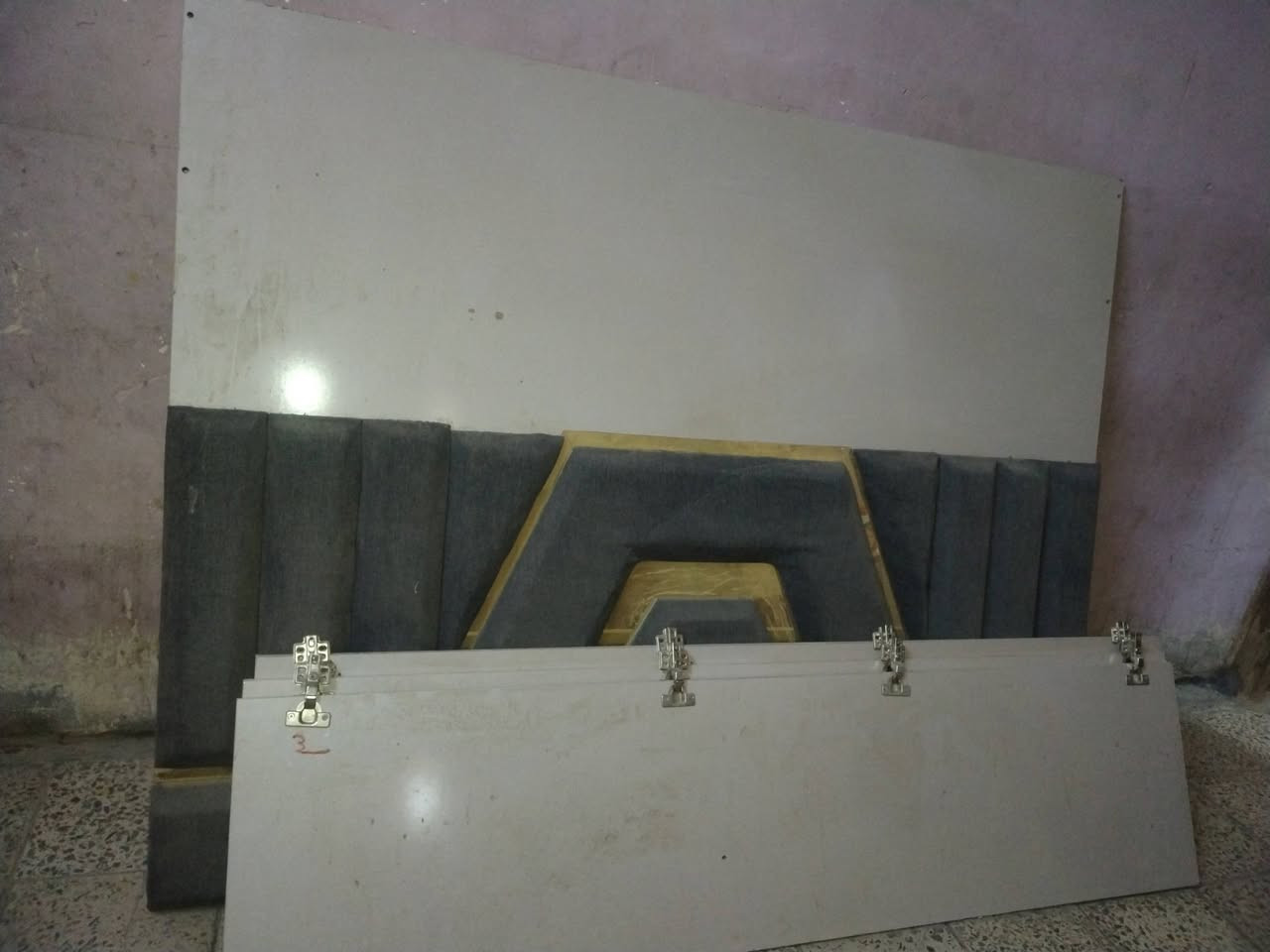 سلام عليكم ثلاجة وميز وغرفة مال اخشاب للبيع مكاني بغداد للستفسار ***********
