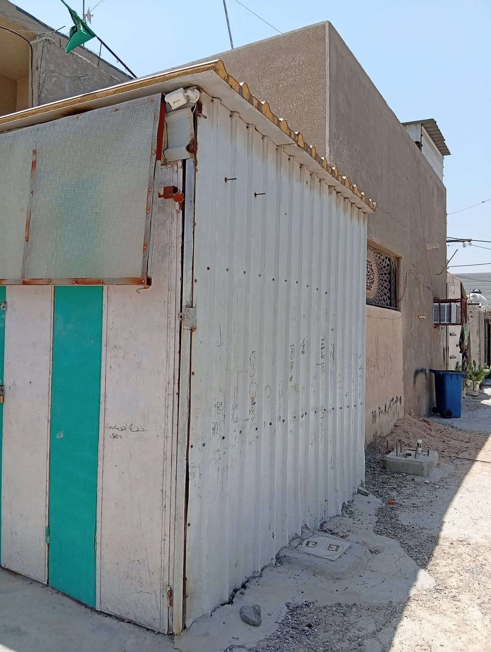 محل للبيع اوسندويش 9قطع مع باب دفتري حديد
بغداد البلديات 
***********0 ابو يحيى
