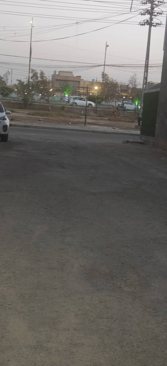 دار للبيع
الموقع القطاع بين شارع المدارس وشارع الاطباء 
موقع مميز قريب على الشارع العام كما ممبين بلصور 
المساحه 337 م 
منطقه حلوه وهادئه جدا 
للاستفسار الاتصال بالارقام 
***********
او
***********

