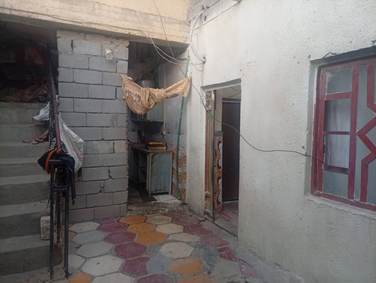 السلام عليكم((( للبيع بيت طابو صرف ))  الزبير سوق سوادي قرب مطعم الحجي البيت فرعي  مساحته 145 متر  بناء كونكريت مسلح  يحتوي على 3 غرف،، 
والجوه 3غرف واستقبال ومطبخ وحمامات وطارمه
  السعر 115 مليون وبي مجال 
للاستفسار ***********
